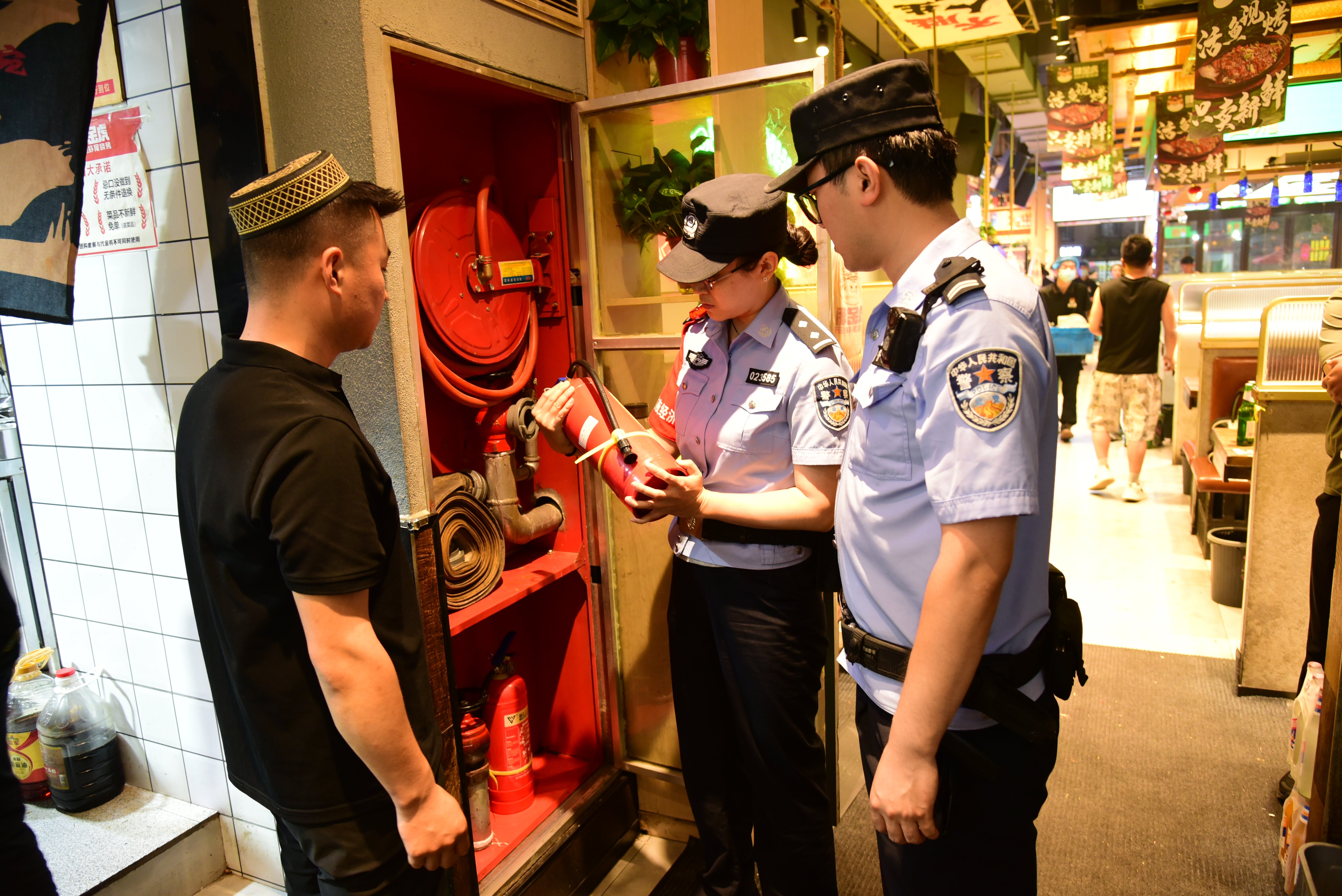 甘肃麦积公安：警灯守住烟火气 “监烤人”上岗驻摊