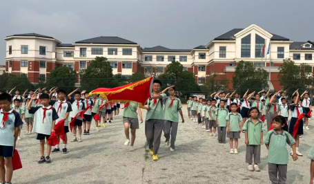 【高举队旗跟党走，做新时代好少年】江西信丰县第二小学举行2026年新队员入队仪式