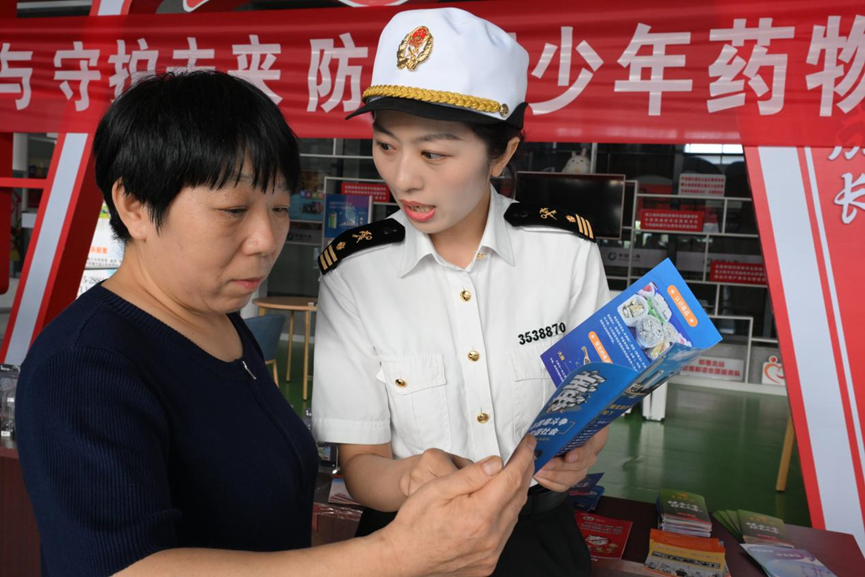 青岛即墨：禁毒宣传进车站 旅客近距离了解禁毒知识