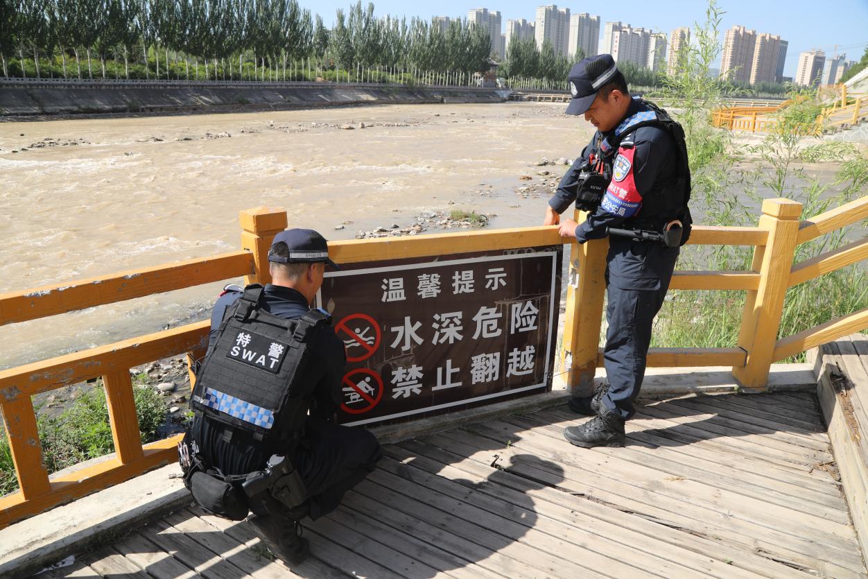岸边多巡多查看 守好娃娃暑期玩水安全关