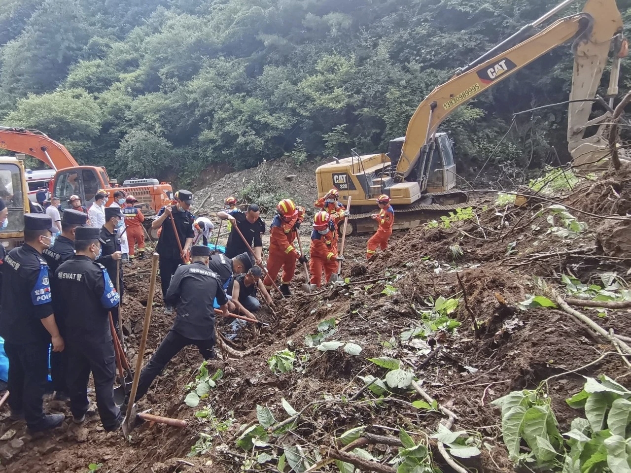 分秒必争 奋勇向前——甘肃公安高效完成宕昌山体滑坡抢险救援任务