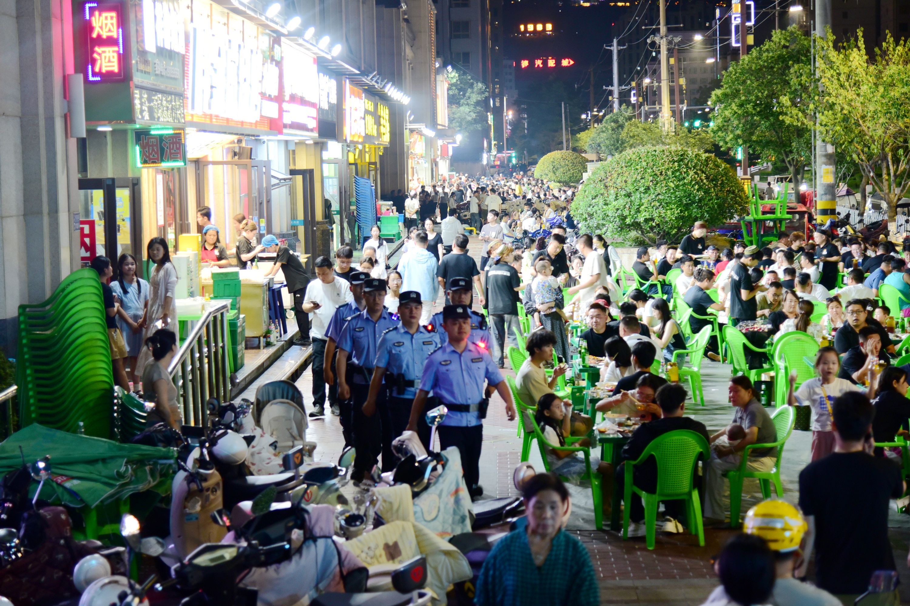 甘肃麦积公安：纵深推进夏夜治安巡防  筑牢辖区平安防线