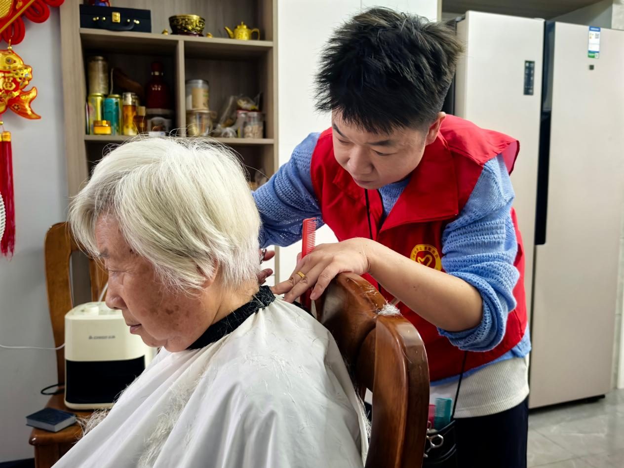 江西奉新：便民服务进家门