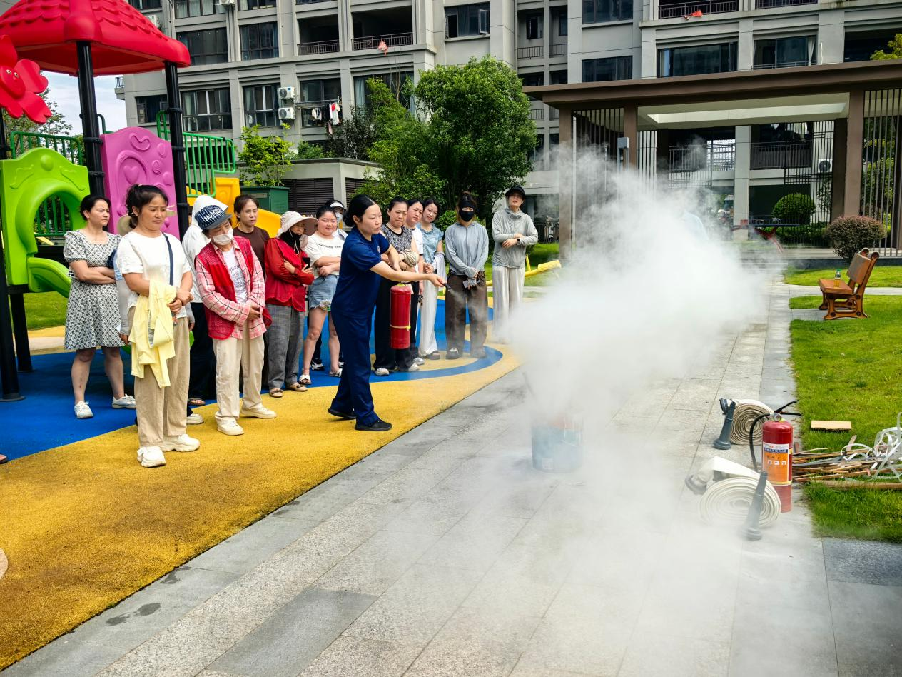 江西奉新：消防演练进小区，安全知识入人心