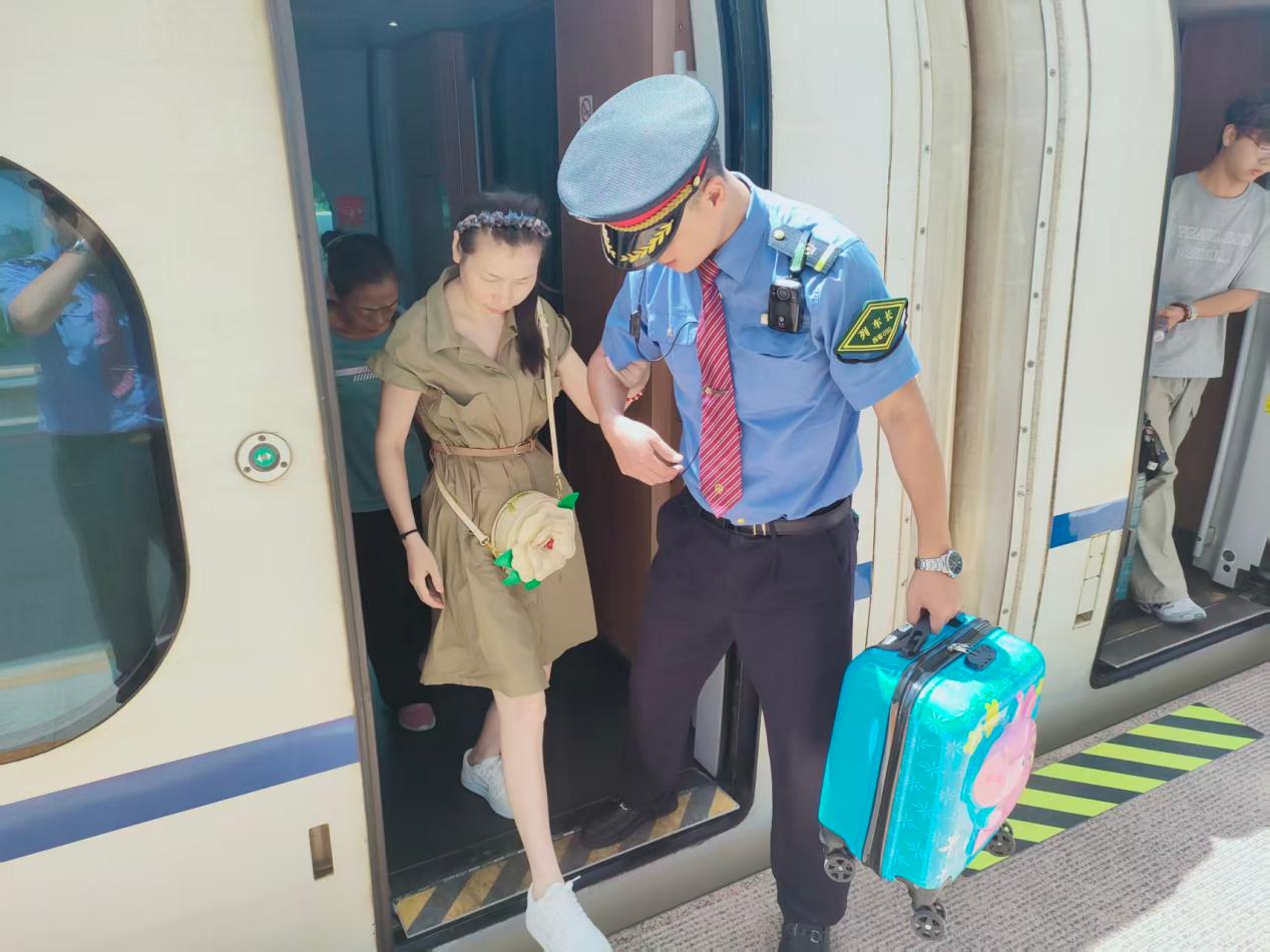坚持真诚服务 方便旅客出行
