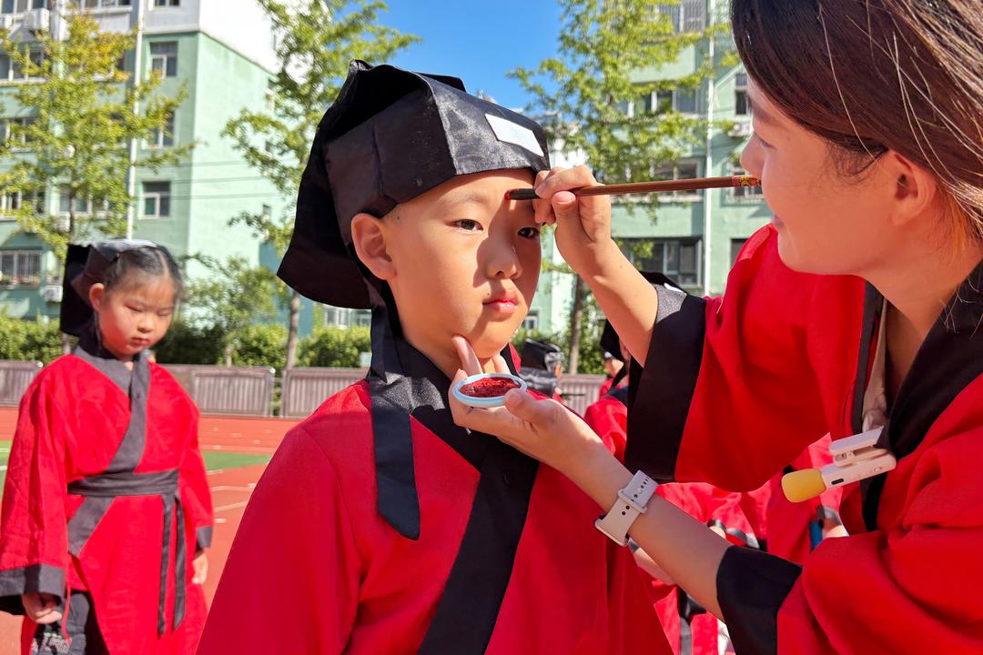 敬先师、点朱砂、写“人”字，泰安市岳峰小学一年级新生体验“人生第一礼”